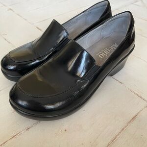 Alegria Women's Glossy Black Flats
